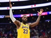 28圈-詹姆斯在利物浦比赛中赛况扑朔迷离，精彩发挥引发热议！的简单介绍